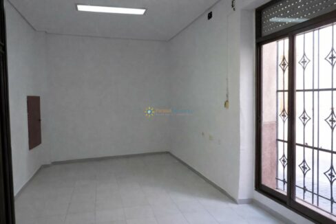 Sala vacía con puerta corrediza