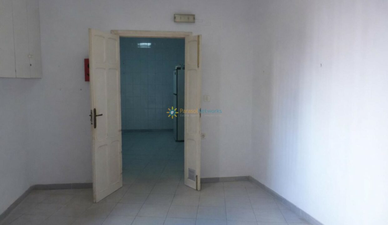 Sala vacía con puertas abiertas