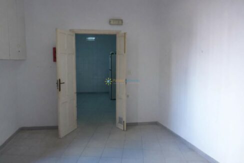 Sala vacía con puertas abiertas