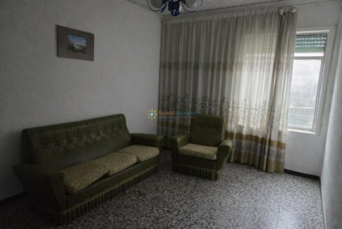 Sala vintage con sofá verde oliva