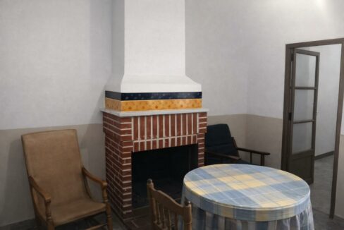 Salón acogedor con chimenea y mesa