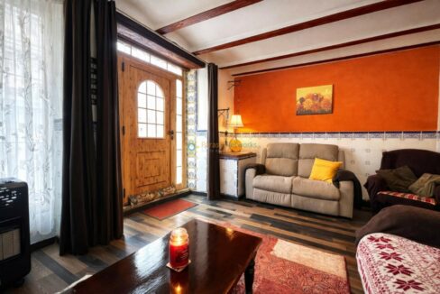 Salón acogedor con detalles rústicos