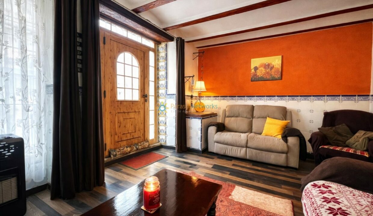 Salón acogedor con detalles rústicos