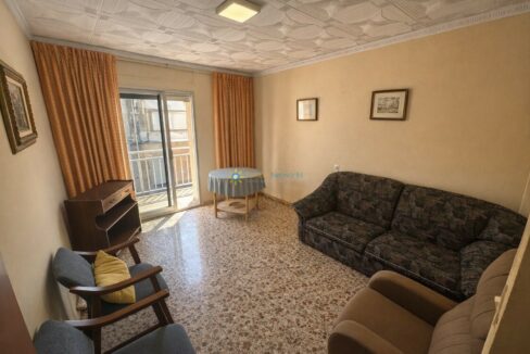 Salón con muebles clásicos y detalles modernos