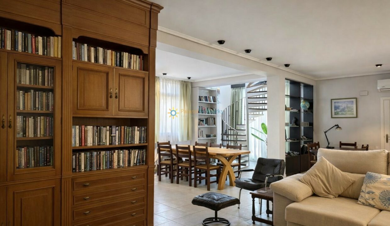 Salón luminoso con escaleras y detalles en madera