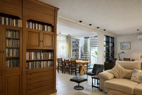 Salón luminoso con escaleras y detalles en madera