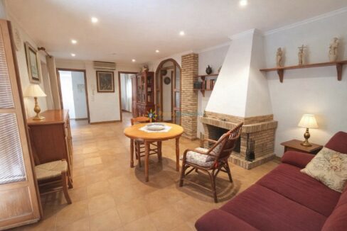 Salón tradicional con detalles cálidos