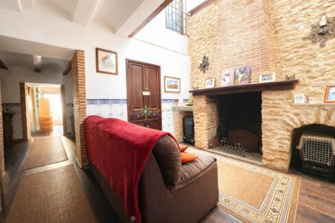 Salón tradicional con detalles rústicos