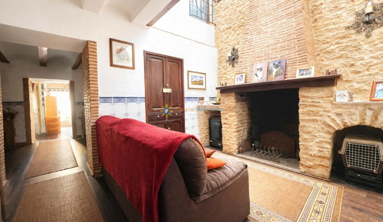 Salón tradicional con detalles rústicos