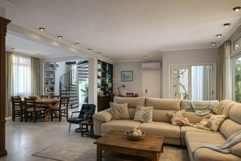 Salón y comedor con escaleras en espiral