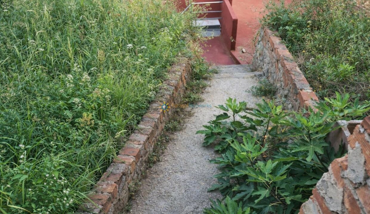Sendero antiguo hacia las escaleras rojas