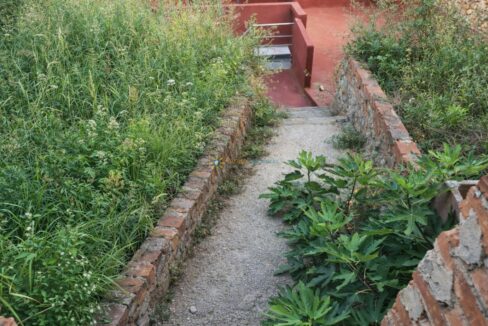 Sendero antiguo hacia las escaleras rojas