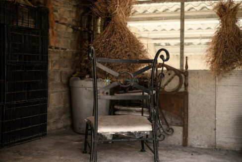 Silla de hierro en cobertizo antiguo (1)