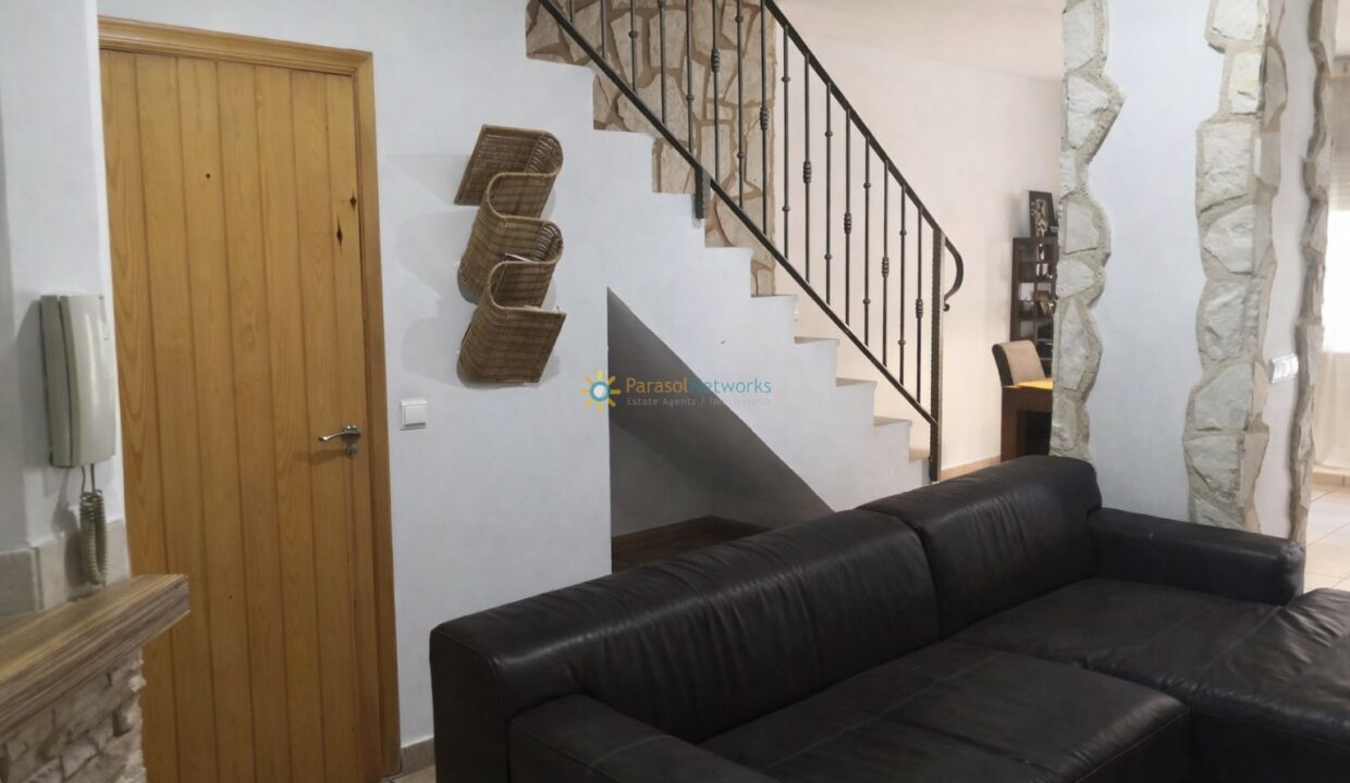 Sofá de cuero y escalera de piedra