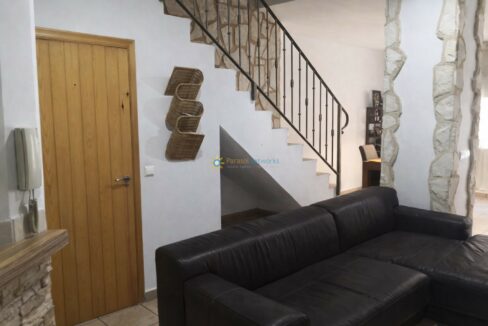 Sofá de cuero y escalera de piedra