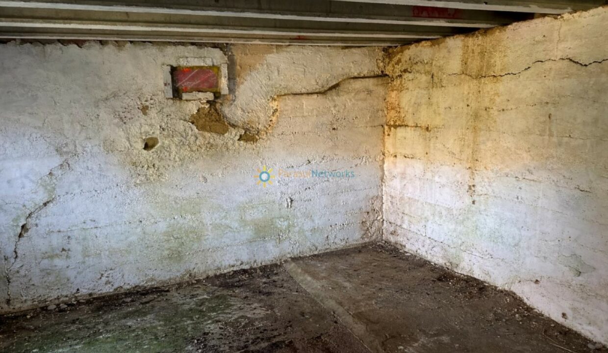 Sótano abandonado y en ruinas