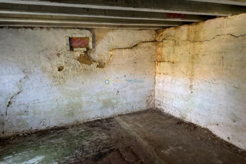 Sótano abandonado y en ruinas