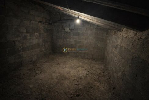 Sótano deteriorado con luz tenue