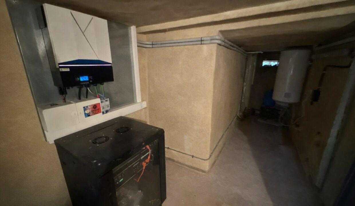 Sótano ordenado con tecnología moderna