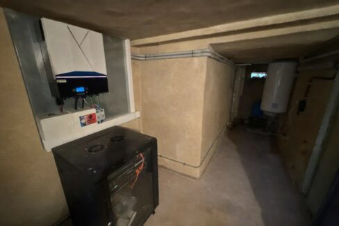 Sótano ordenado con tecnología moderna