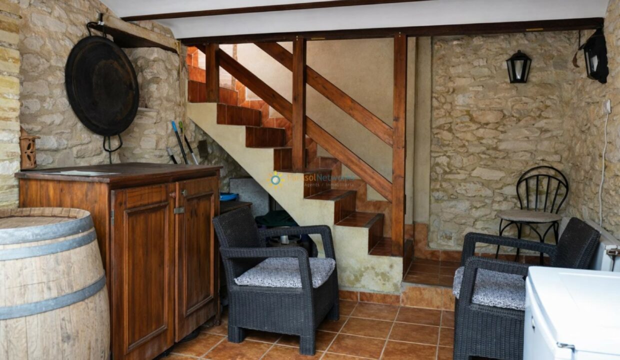 Sótano rústico con elementos antiguos