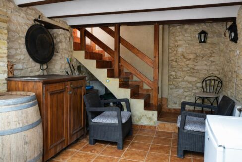 Sótano rústico con elementos antiguos