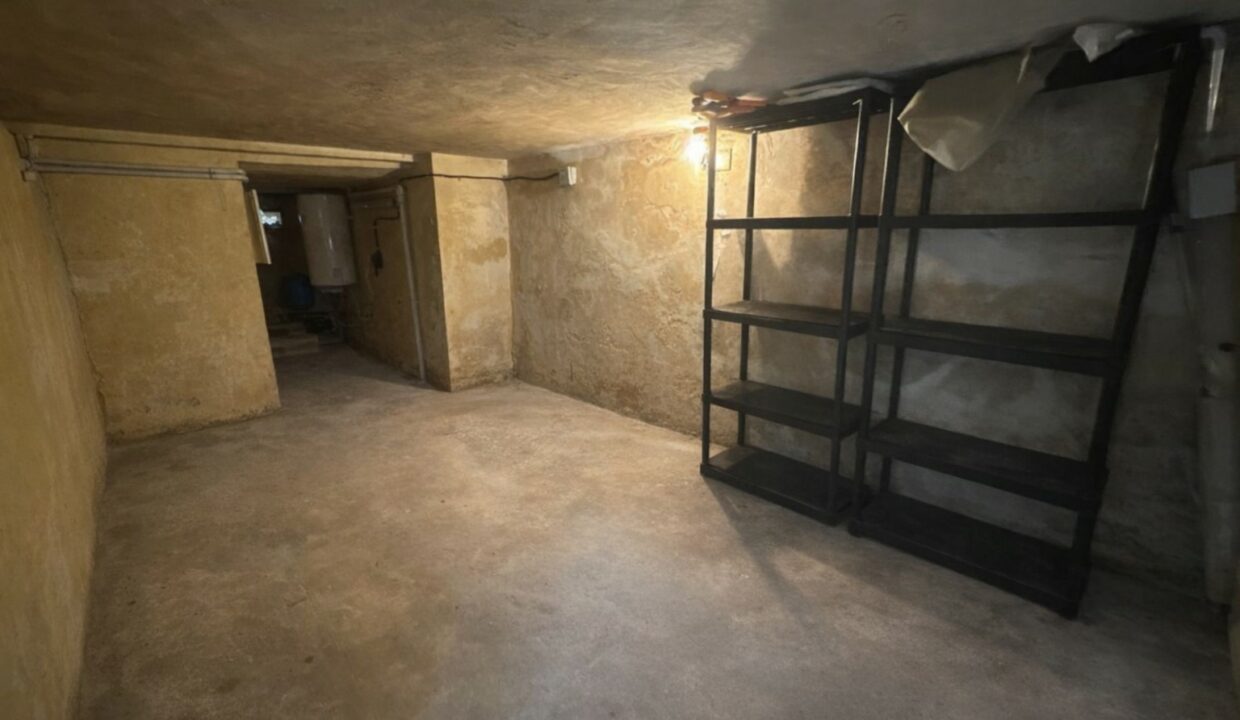 Sótano vacío con detalles envejecidos