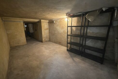 Sótano vacío con detalles envejecidos