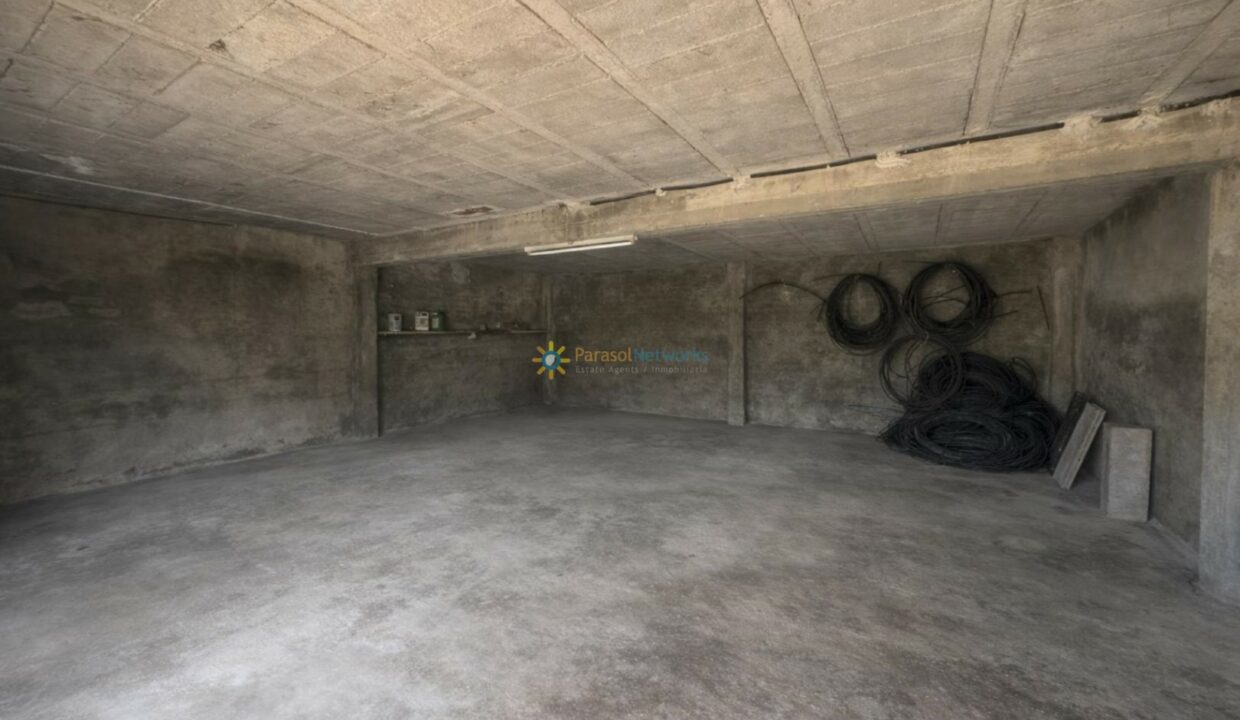 Sótano vacío y ordenado