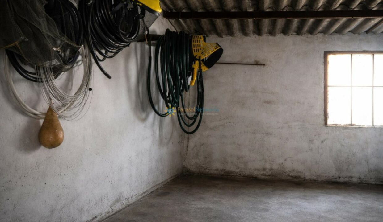 Taller de almacenamiento vacío y organizado