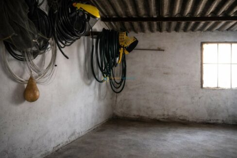 Taller de almacenamiento vacío y organizado