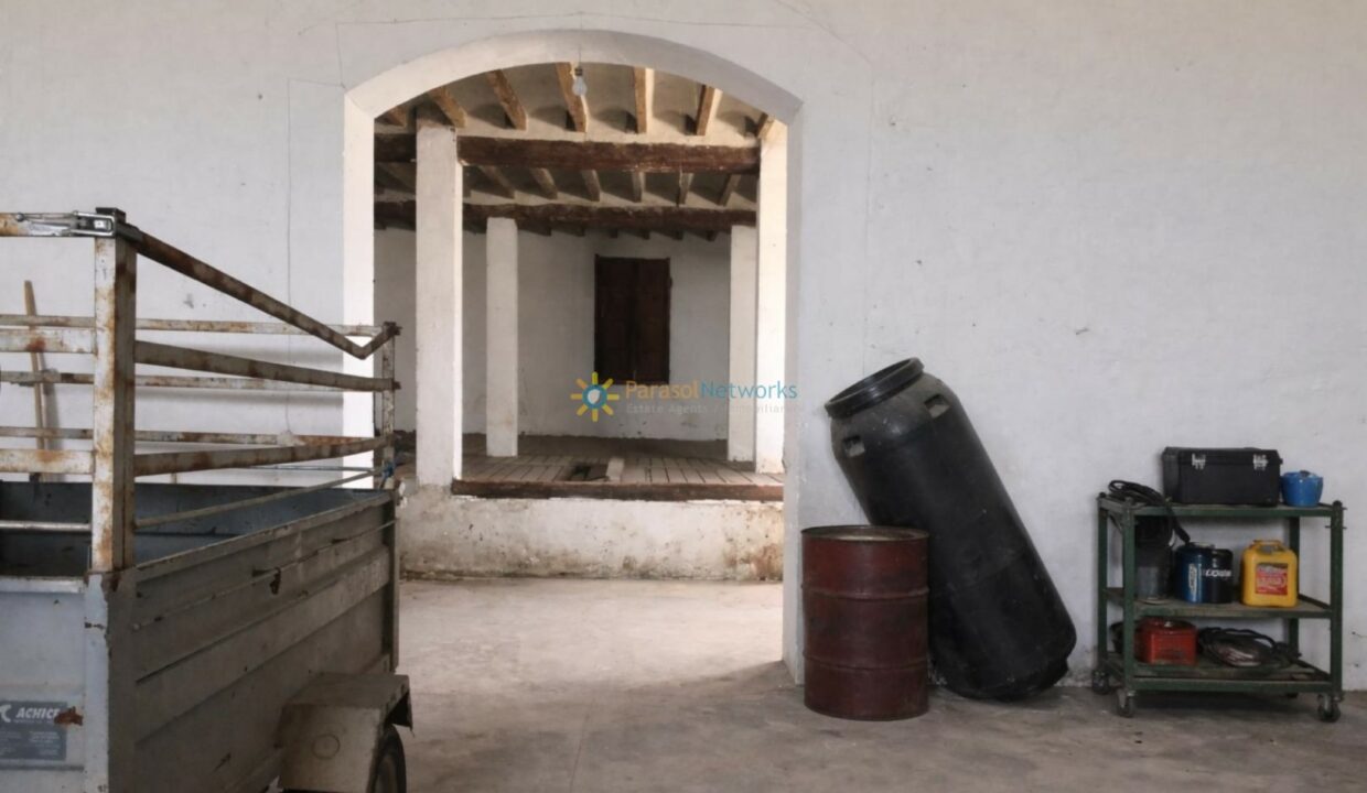 Taller de herramientas y carrito organizado