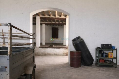 Taller de herramientas y carrito organizado