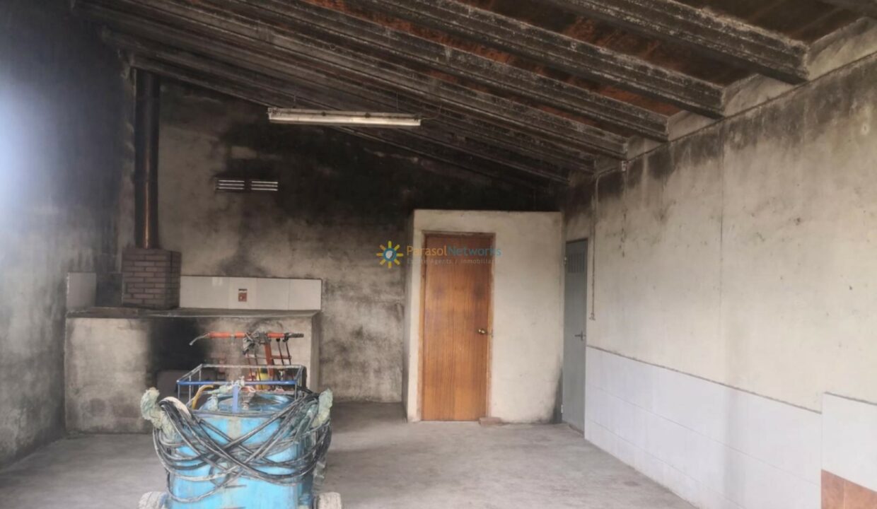 Taller de trabajo con carretilla oxidada