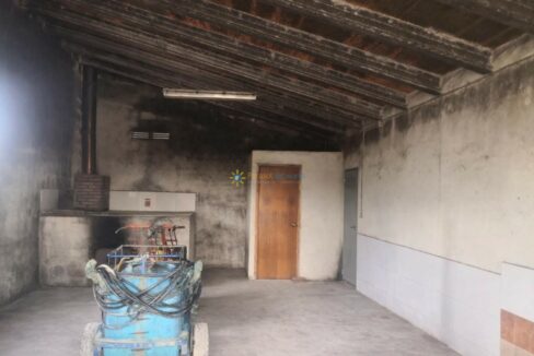 Taller de trabajo con carretilla oxidada