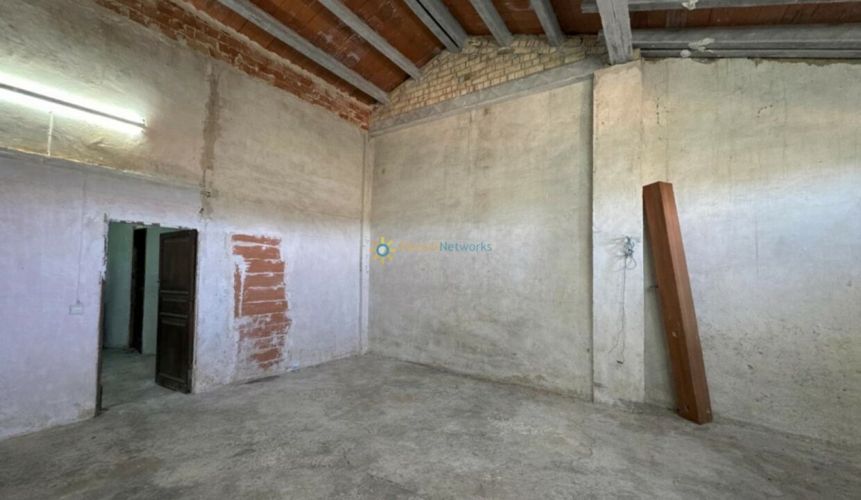 Taller vacío con materiales de construcción