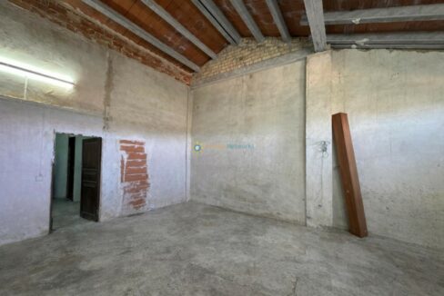 Taller vacío con materiales de construcción