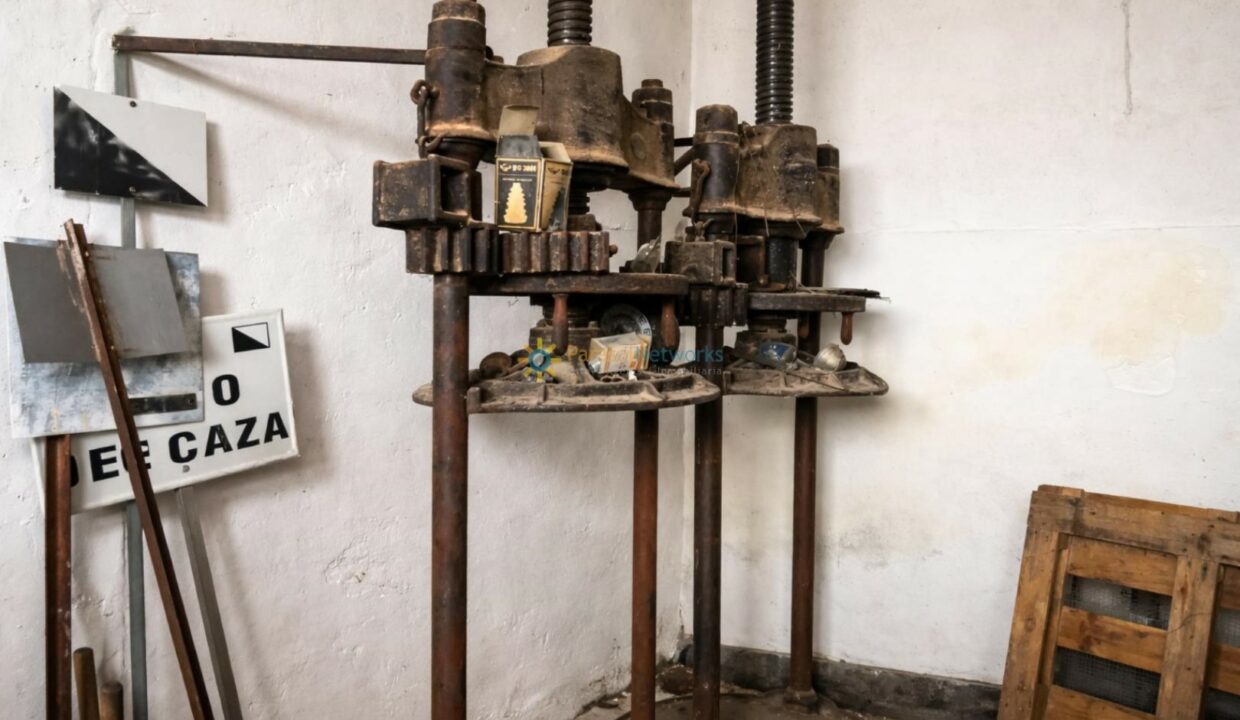 Talleras antiguas con prensas de perforar