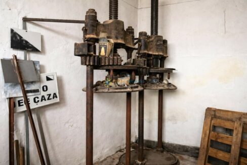 Talleras antiguas con prensas de perforar