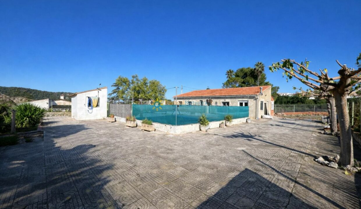 Tarde soleada en un patio mediterráneo