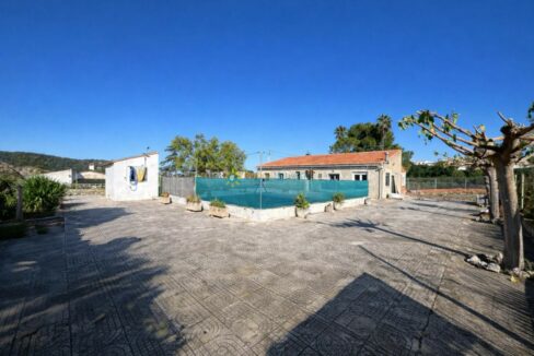 Tarde soleada en un patio mediterráneo