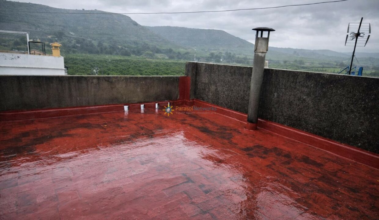 Tejado rojo en día lluvioso