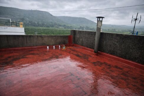 Tejado rojo en día lluvioso