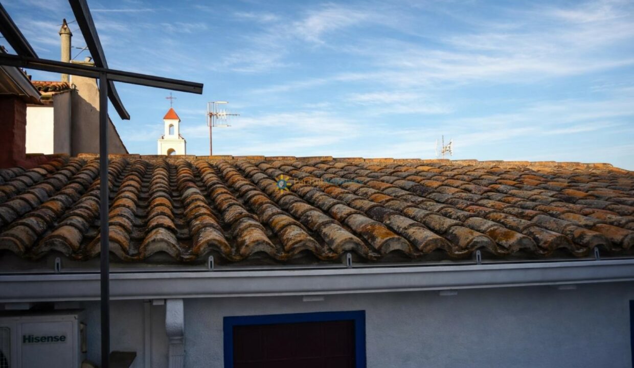 Tejado y torre en tarde mediterránea