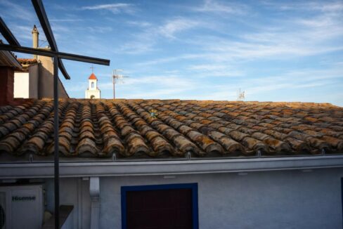 Tejado y torre en tarde mediterránea
