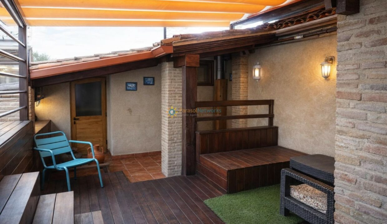 Terraza acogedora con toldo naranja