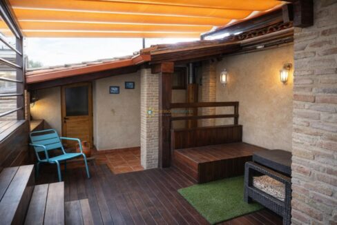 Terraza acogedora con toldo naranja