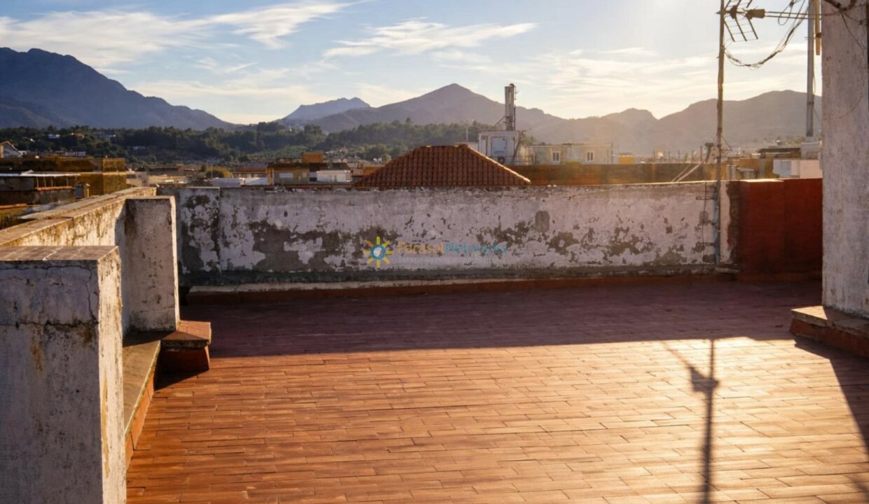 Terraza al atardecer con vista montañosa