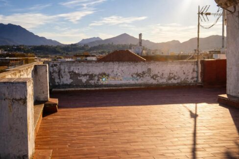 Terraza al atardecer con vista montañosa