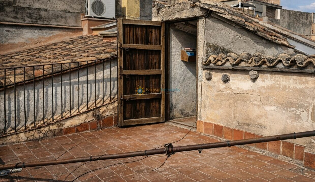 Terraza antigua con sombras y detalles